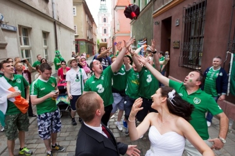 Irish fans help with wedding celebrations in Polish city of Poznan